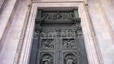 圣彼得堡圣以撒大教堂大型青铜大门`特写.. 概念。 它是最大的正统